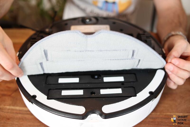 Das Wischtuch wird am Roborock S8 Pro Ultra befestigt.